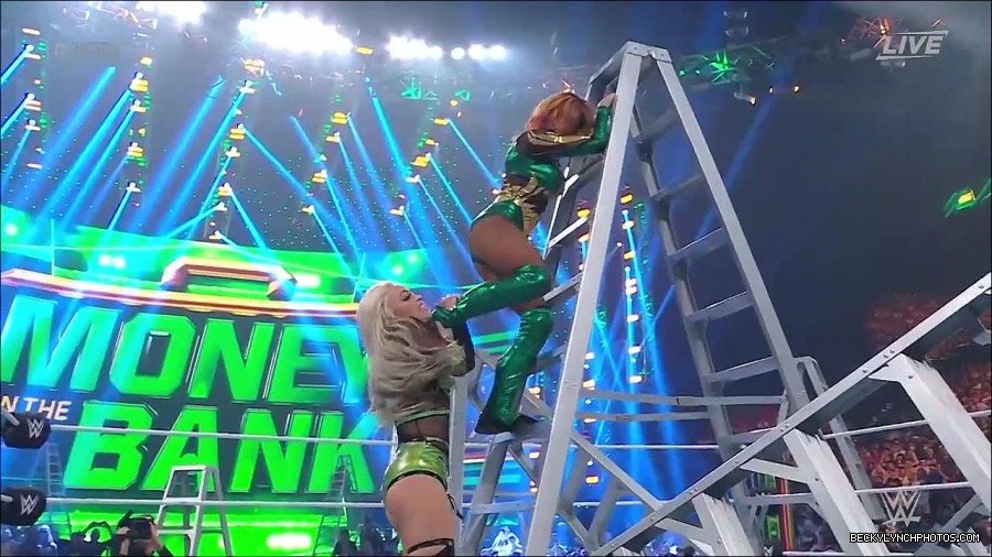 WWE_Money_In_The_Bank_2022_720p_WEB_h264-HEEL_mp4_001650187.jpg