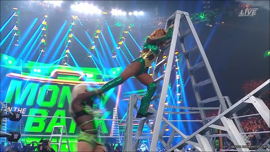 WWE_Money_In_The_Bank_2022_720p_WEB_h264-HEEL_mp4_001650587.jpg