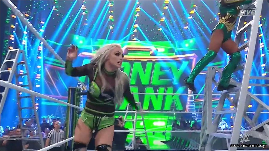 WWE_Money_In_The_Bank_2022_720p_WEB_h264-HEEL_mp4_001651387.jpg