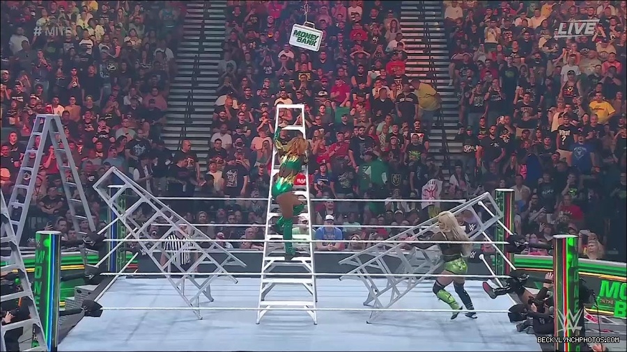 WWE_Money_In_The_Bank_2022_720p_WEB_h264-HEEL_mp4_001652587.jpg