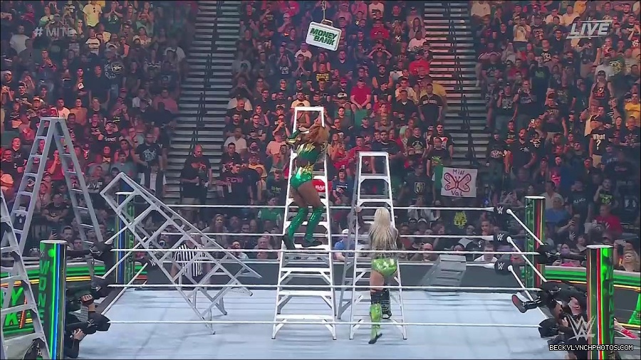 WWE_Money_In_The_Bank_2022_720p_WEB_h264-HEEL_mp4_001654987.jpg