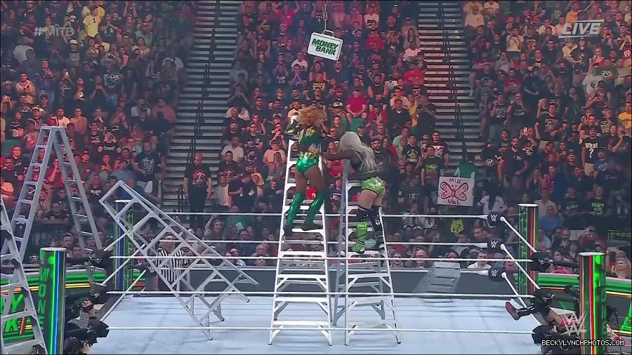 WWE_Money_In_The_Bank_2022_720p_WEB_h264-HEEL_mp4_001657387.jpg