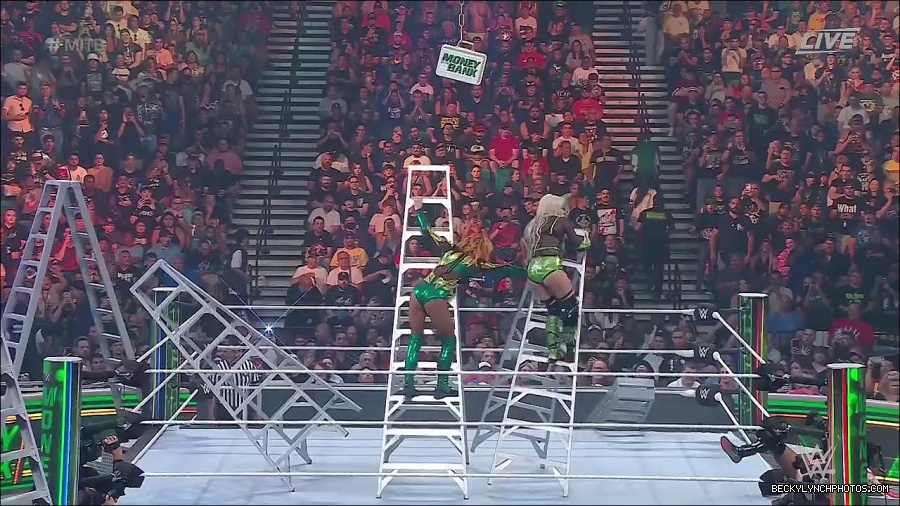 WWE_Money_In_The_Bank_2022_720p_WEB_h264-HEEL_mp4_001662987.jpg