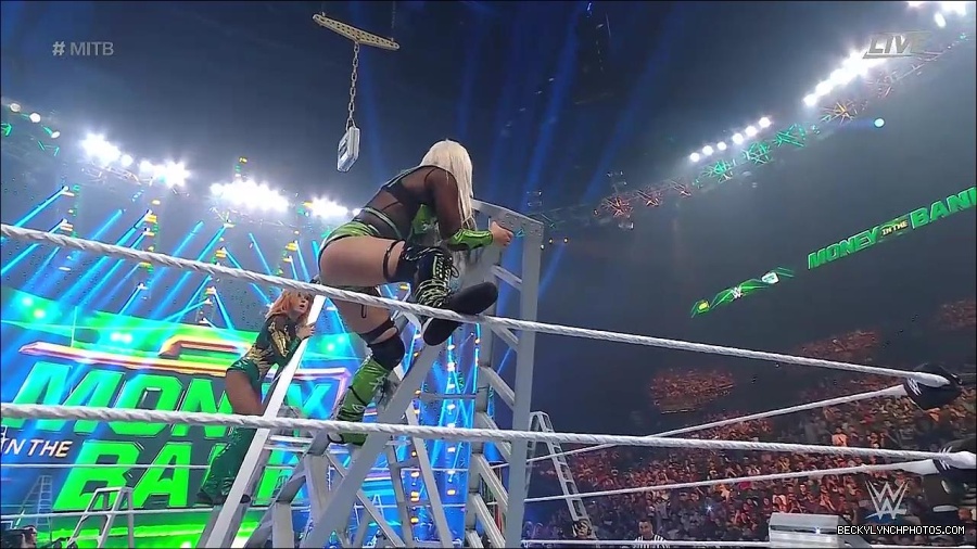 WWE_Money_In_The_Bank_2022_720p_WEB_h264-HEEL_mp4_001665387.jpg