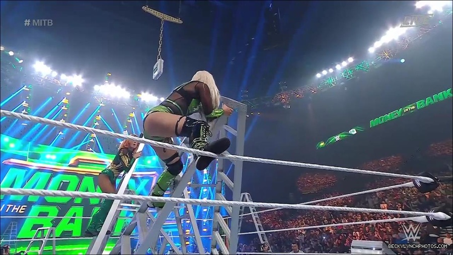 WWE_Money_In_The_Bank_2022_720p_WEB_h264-HEEL_mp4_001665787.jpg