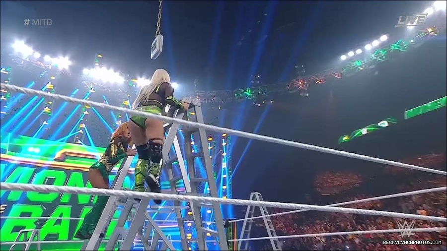 WWE_Money_In_The_Bank_2022_720p_WEB_h264-HEEL_mp4_001666587.jpg