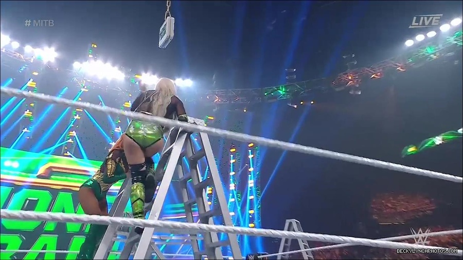 WWE_Money_In_The_Bank_2022_720p_WEB_h264-HEEL_mp4_001666987.jpg