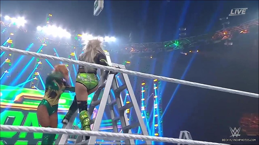 WWE_Money_In_The_Bank_2022_720p_WEB_h264-HEEL_mp4_001667387.jpg