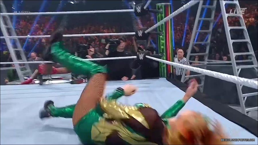 WWE_Money_In_The_Bank_2022_720p_WEB_h264-HEEL_mp4_001668587.jpg