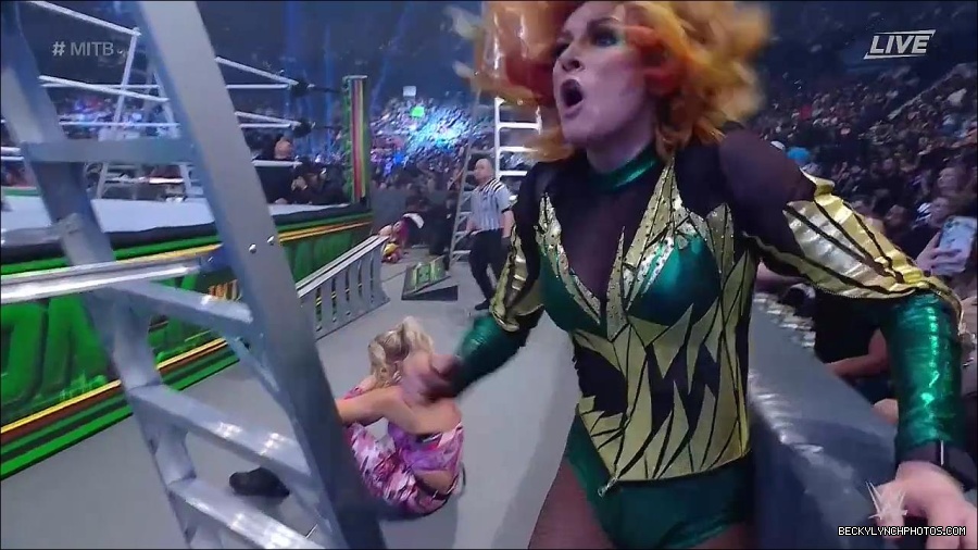 WWE_Money_In_The_Bank_2022_720p_WEB_h264-HEEL_mp4_001805821.jpg