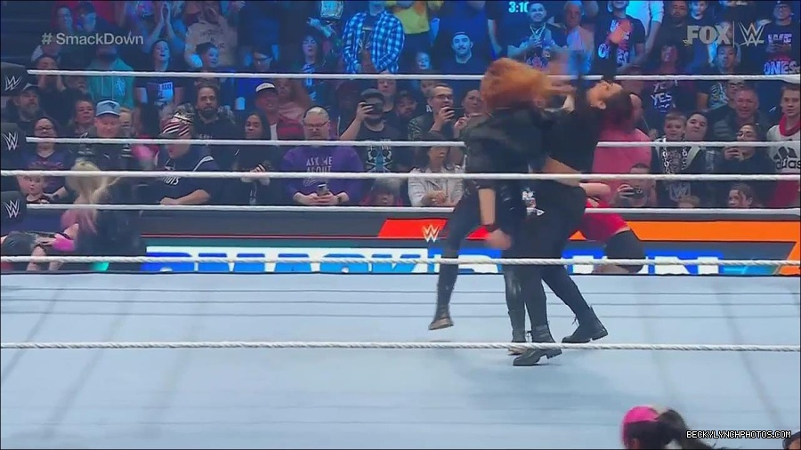 WWE_Friday_Night_SmackDown_2022_11_25_720p_HDTV_x264-NWCHD_mp4_000212111.jpg