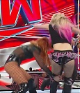 WWE_Monday_Night_Raw_2022_12_05_720p_HDTV_x264-NWCHD_mp4_006813998.jpg