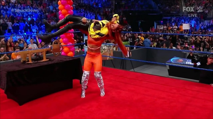 WWE_Friday_Night_SmackDown_2021_09_17_720p_HDTV_x264-NWCHD_mp4_004975027.jpg