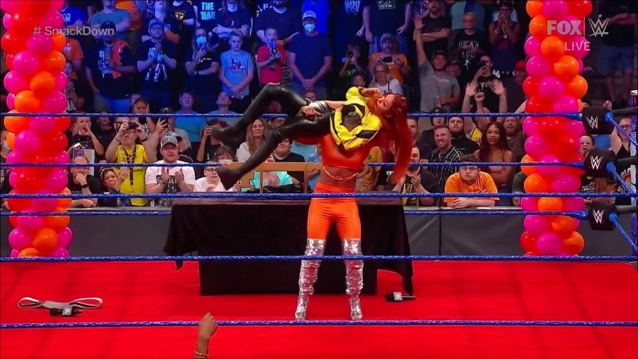 WWE_Friday_Night_SmackDown_2021_09_17_720p_HDTV_x264-NWCHD_mp4_004975828.jpg