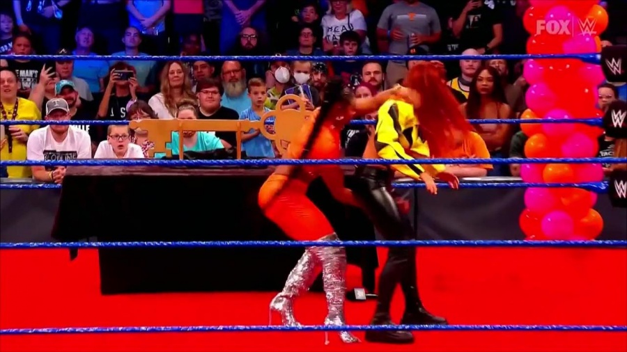 WWE_Friday_Night_SmackDown_2021_09_24_1080p_HDTV_x264-NWCHD_mp4_000240440.jpg