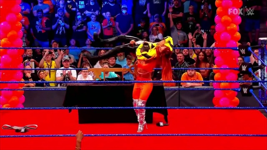 WWE_Friday_Night_SmackDown_2021_09_24_1080p_HDTV_x264-NWCHD_mp4_000243943.jpg