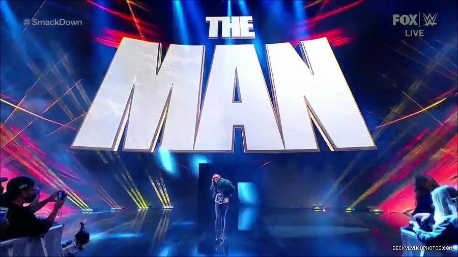 WWE_Friday_Night_SmackDown_2021_10_01_720p_HDTV_x264-NWCHD_mp4_004304708.jpg