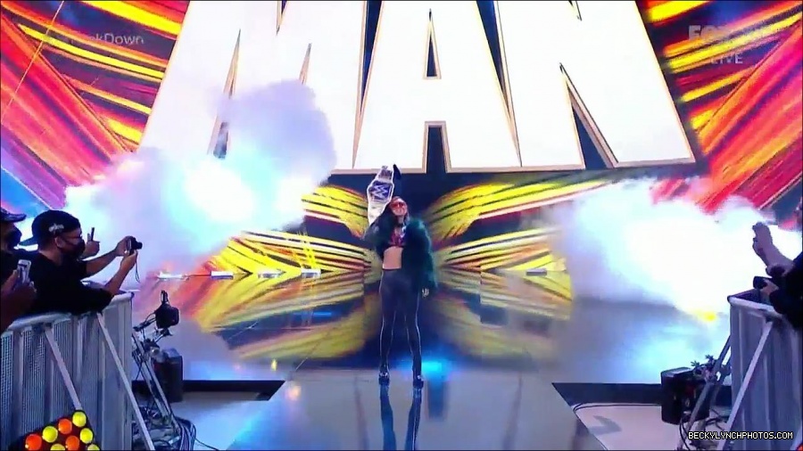 WWE_Friday_Night_SmackDown_2021_10_01_720p_HDTV_x264-NWCHD_mp4_004308912.jpg