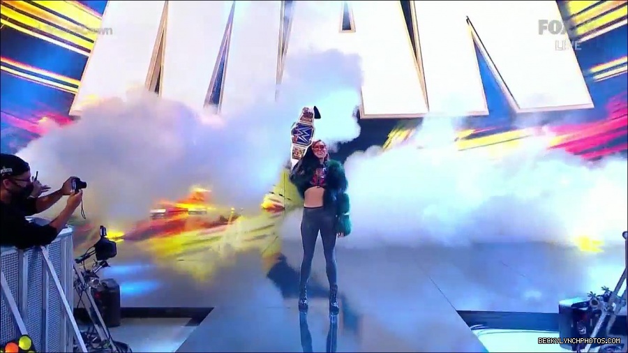 WWE_Friday_Night_SmackDown_2021_10_01_720p_HDTV_x264-NWCHD_mp4_004310313.jpg