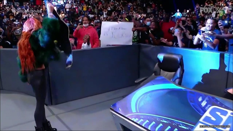 WWE_Friday_Night_SmackDown_2021_10_01_720p_HDTV_x264-NWCHD_mp4_004340443.jpg