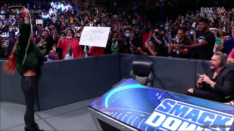 WWE_Friday_Night_SmackDown_2021_10_01_720p_HDTV_x264-NWCHD_mp4_004341144.jpg