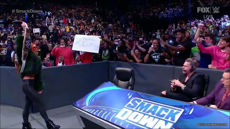 WWE_Friday_Night_SmackDown_2021_10_01_720p_HDTV_x264-NWCHD_mp4_004341845.jpg