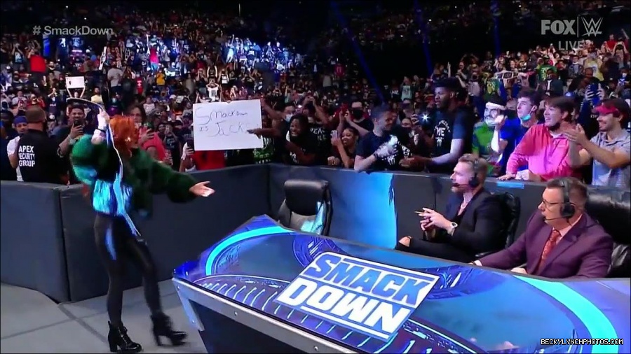 WWE_Friday_Night_SmackDown_2021_10_01_720p_HDTV_x264-NWCHD_mp4_004342545.jpg