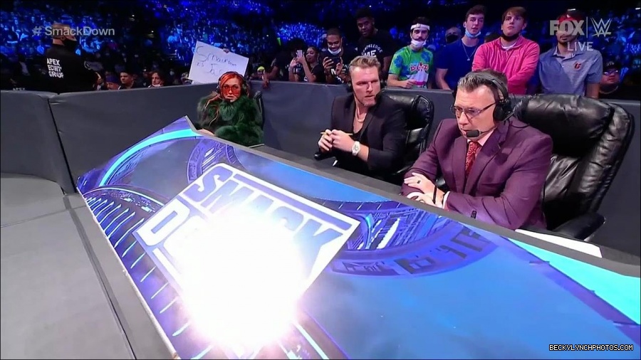 WWE_Friday_Night_SmackDown_2021_10_01_720p_HDTV_x264-NWCHD_mp4_004383186.jpg