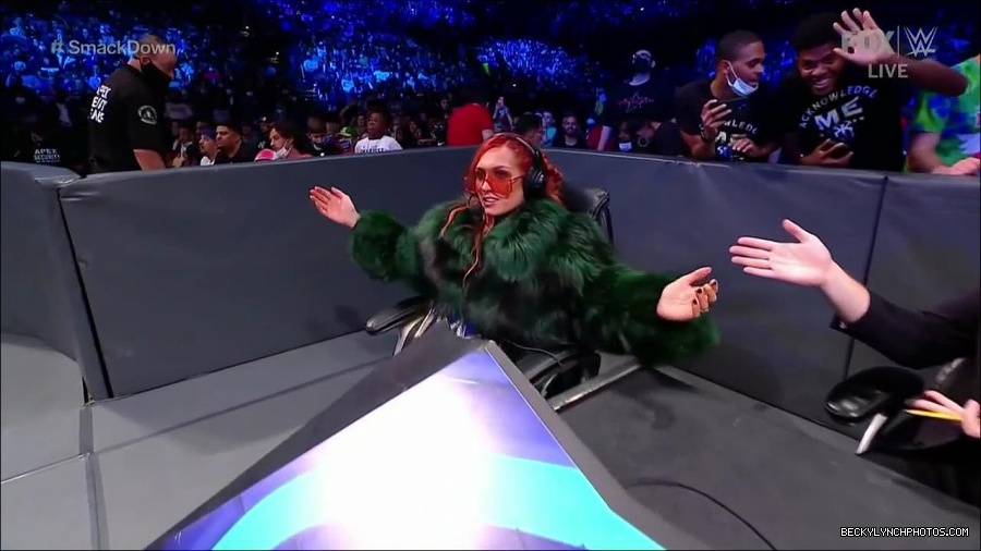 WWE_Friday_Night_SmackDown_2021_10_01_720p_HDTV_x264-NWCHD_mp4_004385989.jpg