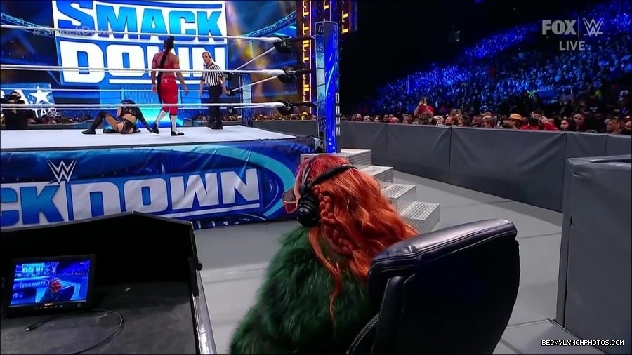 WWE_Friday_Night_SmackDown_2021_10_01_720p_HDTV_x264-NWCHD_mp4_004435739.jpg