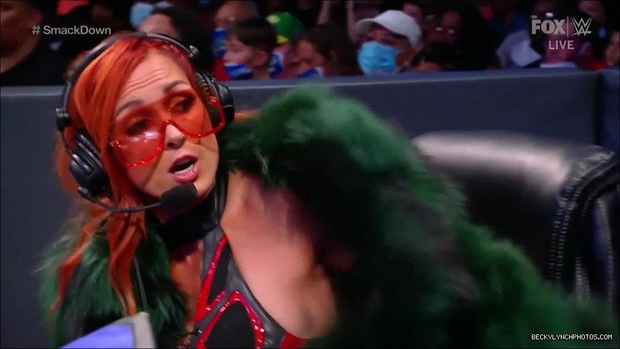 WWE_Friday_Night_SmackDown_2021_10_01_720p_HDTV_x264-NWCHD_mp4_004500904.jpg
