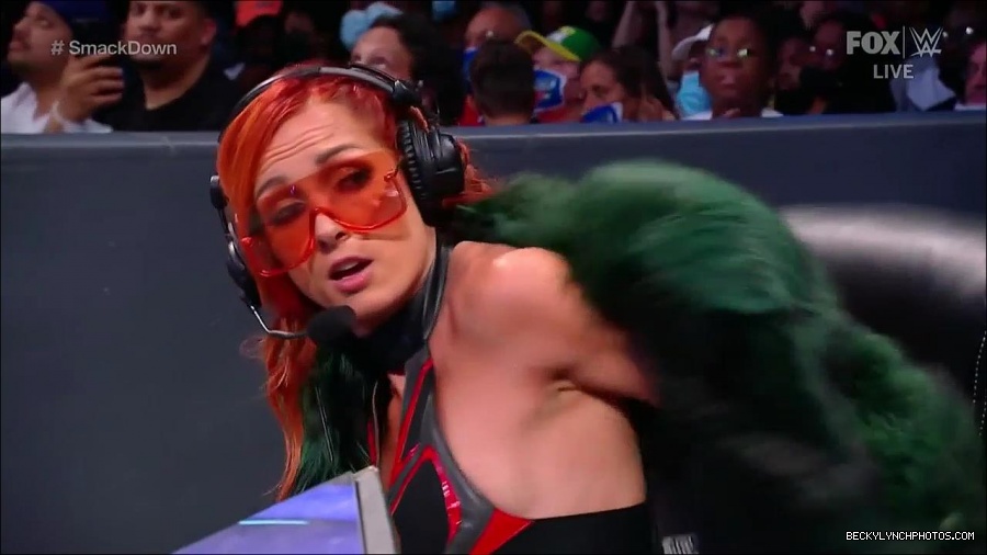 WWE_Friday_Night_SmackDown_2021_10_01_720p_HDTV_x264-NWCHD_mp4_004501604.jpg