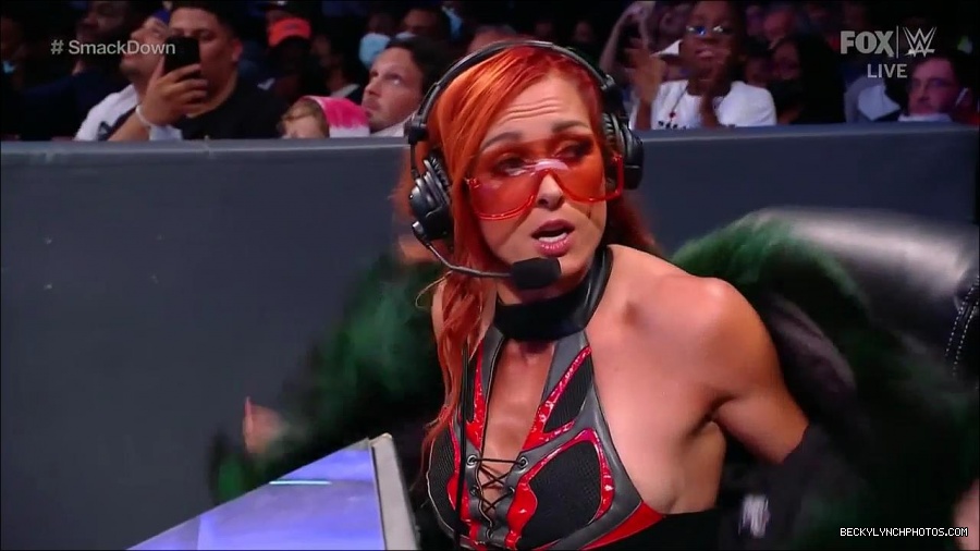 WWE_Friday_Night_SmackDown_2021_10_01_720p_HDTV_x264-NWCHD_mp4_004502305.jpg