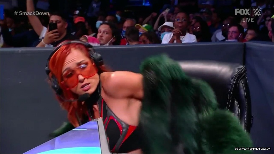 WWE_Friday_Night_SmackDown_2021_10_01_720p_HDTV_x264-NWCHD_mp4_004503006.jpg