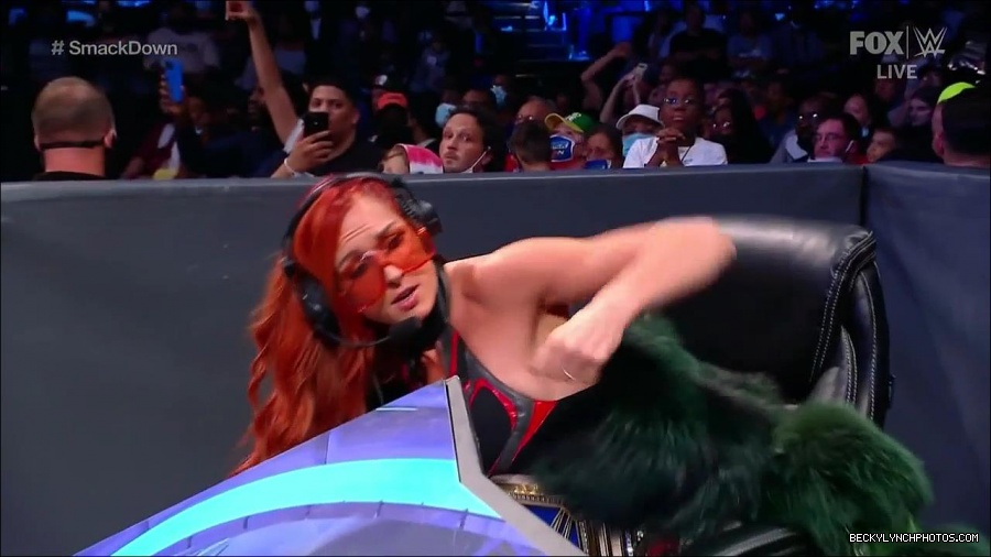 WWE_Friday_Night_SmackDown_2021_10_01_720p_HDTV_x264-NWCHD_mp4_004503706.jpg