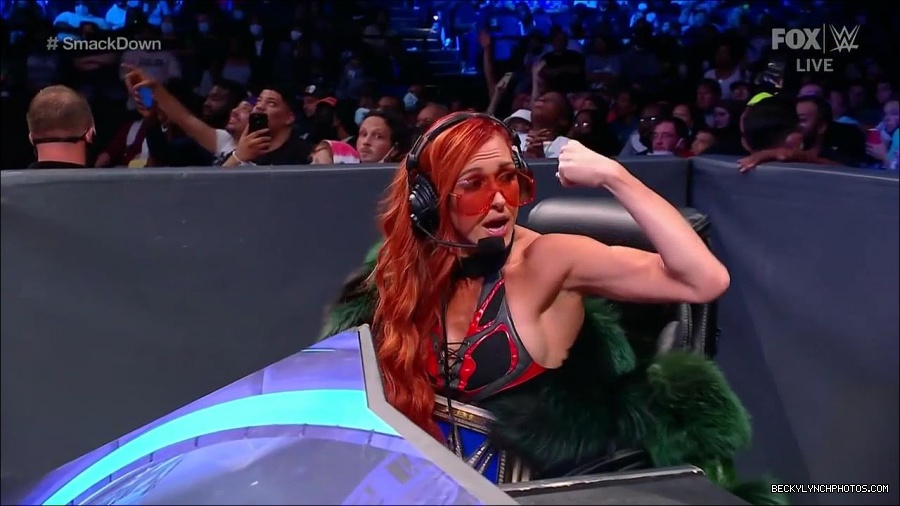 WWE_Friday_Night_SmackDown_2021_10_01_720p_HDTV_x264-NWCHD_mp4_004504407.jpg