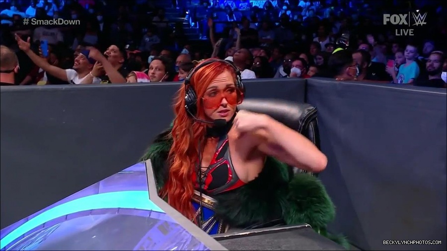WWE_Friday_Night_SmackDown_2021_10_01_720p_HDTV_x264-NWCHD_mp4_004505108.jpg