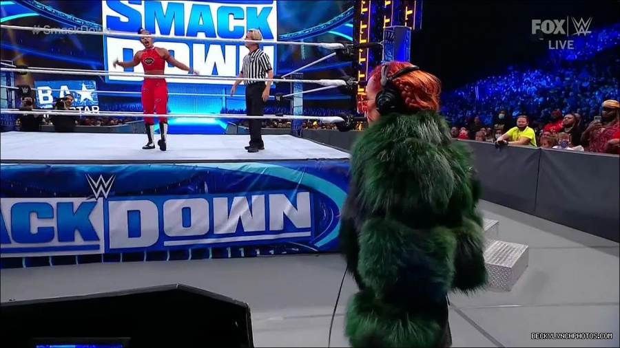 WWE_Friday_Night_SmackDown_2021_10_01_720p_HDTV_x264-NWCHD_mp4_004544347.jpg