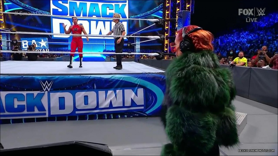 WWE_Friday_Night_SmackDown_2021_10_01_720p_HDTV_x264-NWCHD_mp4_004545048.jpg