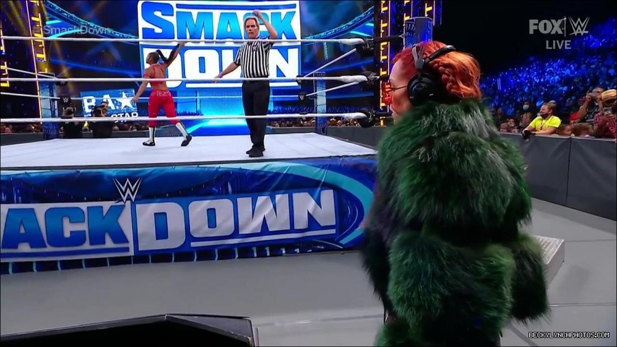 WWE_Friday_Night_SmackDown_2021_10_01_720p_HDTV_x264-NWCHD_mp4_004546449.jpg