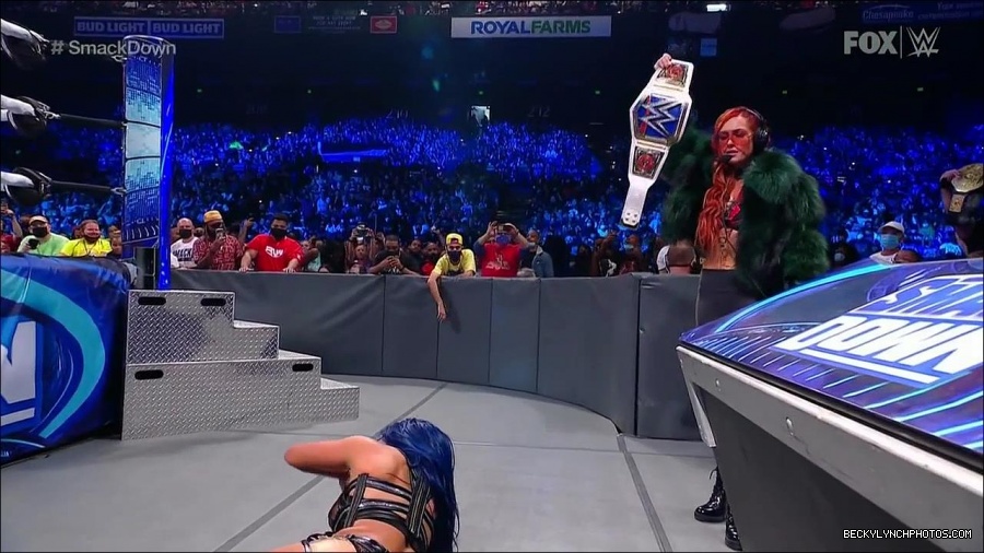 WWE_Friday_Night_SmackDown_2021_10_01_720p_HDTV_x264-NWCHD_mp4_004559062.jpg