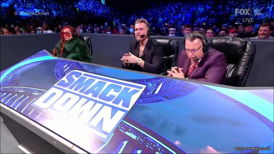 WWE_Friday_Night_SmackDown_2021_10_01_720p_HDTV_x264-NWCHD_mp4_004571051.jpg