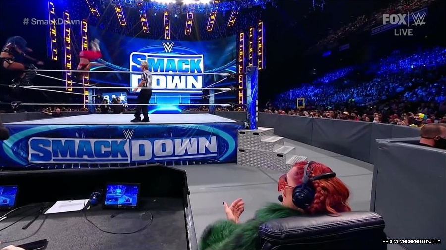 WWE_Friday_Night_SmackDown_2021_10_01_720p_HDTV_x264-NWCHD_mp4_004591372.jpg