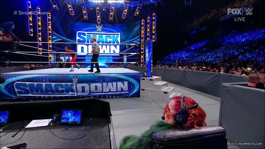 WWE_Friday_Night_SmackDown_2021_10_01_720p_HDTV_x264-NWCHD_mp4_004592072.jpg