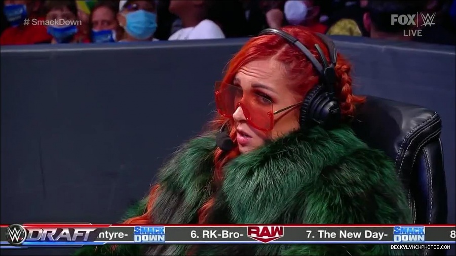 WWE_Friday_Night_SmackDown_2021_10_01_720p_HDTV_x264-NWCHD_mp4_004615195.jpg