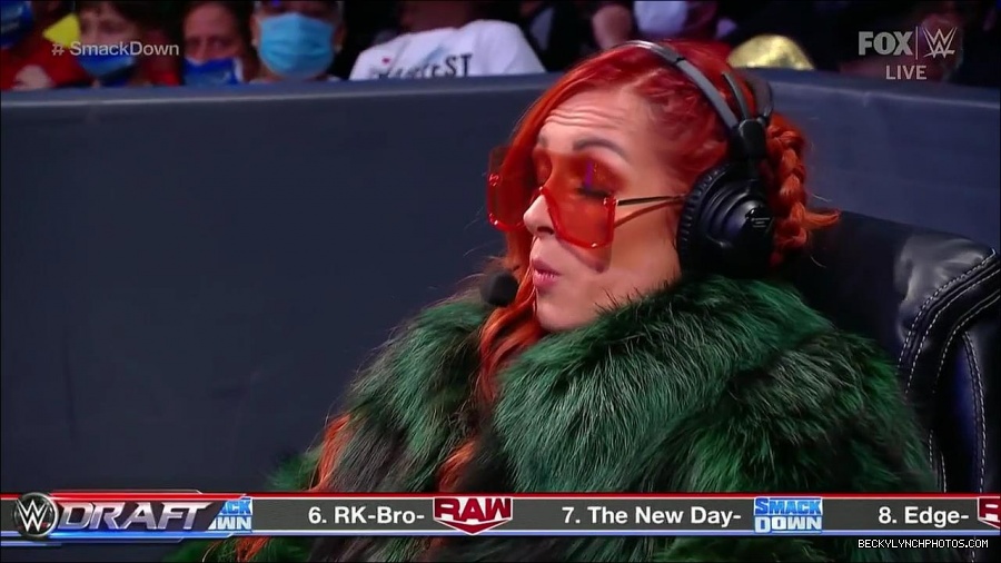 WWE_Friday_Night_SmackDown_2021_10_01_720p_HDTV_x264-NWCHD_mp4_004615896.jpg