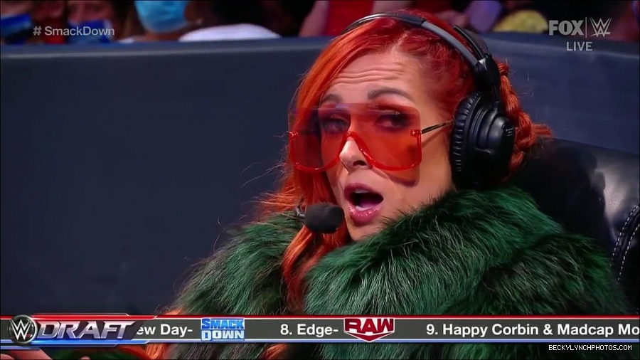WWE_Friday_Night_SmackDown_2021_10_01_720p_HDTV_x264-NWCHD_mp4_004618699.jpg