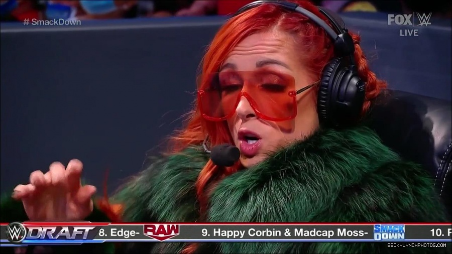 WWE_Friday_Night_SmackDown_2021_10_01_720p_HDTV_x264-NWCHD_mp4_004620100.jpg