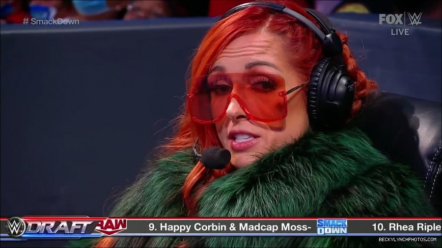 WWE_Friday_Night_SmackDown_2021_10_01_720p_HDTV_x264-NWCHD_mp4_004620801.jpg