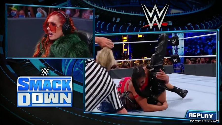 WWE_Friday_Night_SmackDown_2021_10_01_720p_HDTV_x264-NWCHD_mp4_004738519.jpg